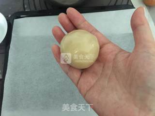 蛋黄莲蓉月饼的做法步骤：12