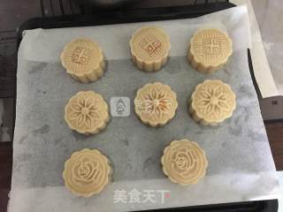 蛋黄莲蓉月饼的做法步骤：15