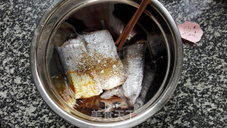黑胡椒空炸带鱼的做法步骤：1