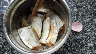 黑胡椒空炸带鱼的做法步骤：2