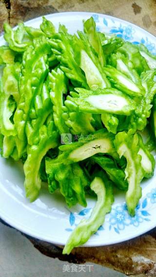 苦瓜炒土猪肉的做法步骤：2