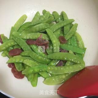 荷兰豆炒腊肠的做法步骤：3