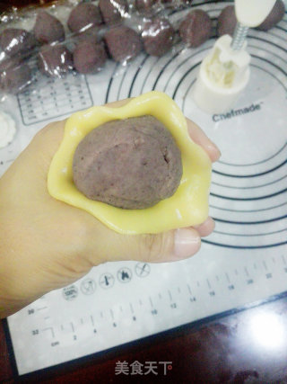 广式豆沙月饼的做法步骤：16