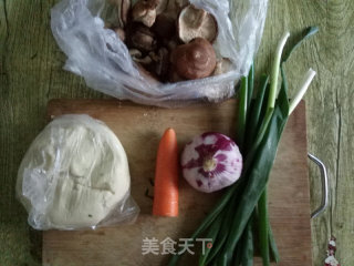 香菇酱打卤面的做法步骤：1