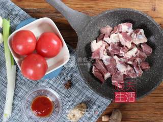 西红柿牛腩的做法步骤：1