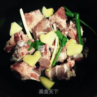 莲藕排骨汤的做法步骤：1