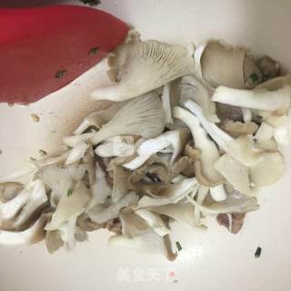 平菇炒肉片的做法步骤：4