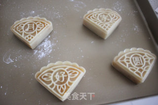 好吃的金沙奶黄广式月饼的做法步骤：18