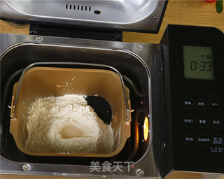 超好吃的黑芝麻紫薯面包的做法步骤：4