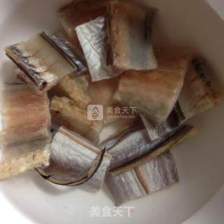海鳗鱼干汤的做法步骤：1