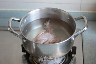 松茸鸽子汤的做法步骤：3