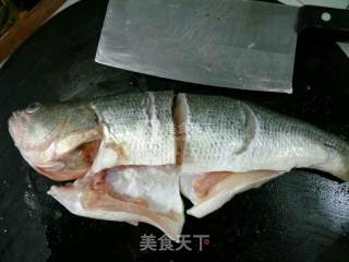 清蒸鲈鱼的做法步骤：1