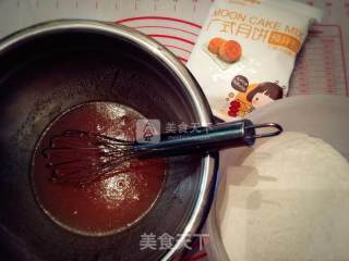 广式·蛋黄豆沙月饼的做法步骤：2