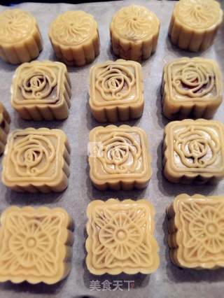 广式·蛋黄豆沙月饼的做法步骤：10
