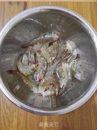 炸虾串的做法步骤：2