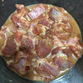 蚝油焖排骨的做法步骤：1