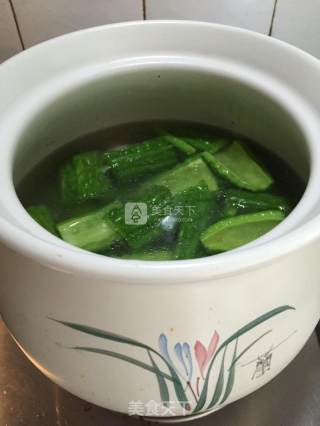 猪尾苦瓜汤！的做法步骤：2
