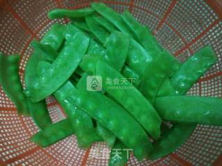 荷兰豆炒腰果的做法步骤：2