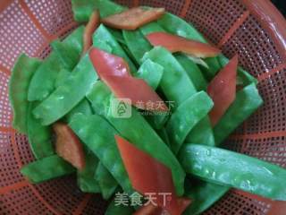 荷兰豆炒腰果的做法步骤：3