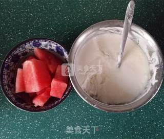 西瓜思慕雪的做法步骤：1