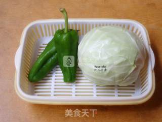 青椒炒包菜的做法步骤：1