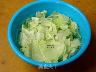 青椒炒包菜的做法步骤：2