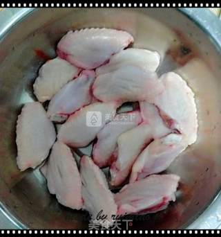 可乐鸡翅炖土豆的做法步骤：1