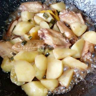 可乐鸡翅炖土豆的做法步骤：7