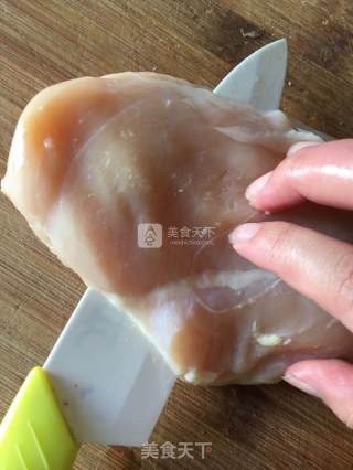 芝麻煎鸡胸的做法步骤：1