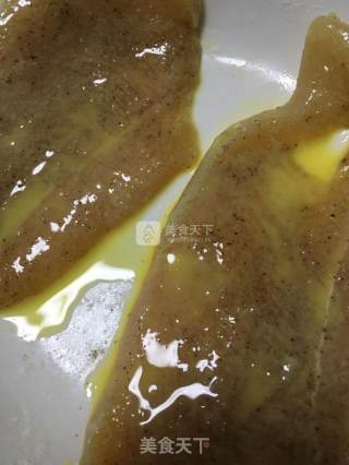 芝麻煎鸡胸的做法步骤：4