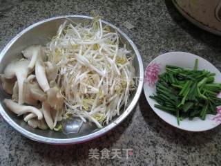 韭菜秀珍菇炒绿豆芽的做法步骤：1