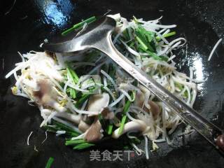 韭菜秀珍菇炒绿豆芽的做法步骤：3