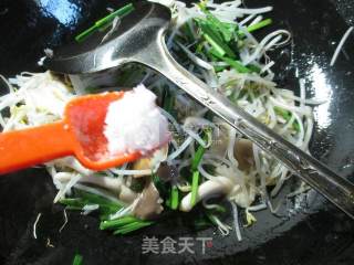 韭菜秀珍菇炒绿豆芽的做法步骤：5