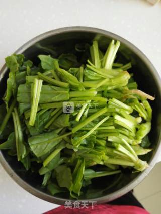 家常凉菠菜的做法步骤：1