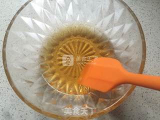 广式莲蓉蛋黄月饼的做法步骤：1