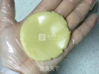 广式莲蓉蛋黄月饼的做法步骤：9