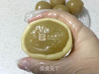 广式莲蓉蛋黄月饼的做法步骤：11