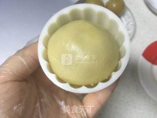 广式莲蓉蛋黄月饼的做法步骤：14