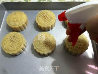 广式莲蓉蛋黄月饼的做法步骤：16