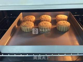 广式莲蓉蛋黄月饼的做法步骤：17