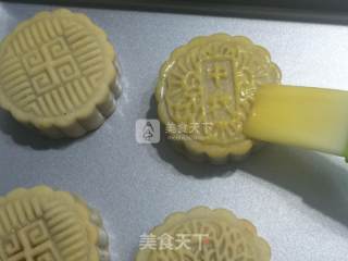 广式莲蓉蛋黄月饼的做法步骤：19