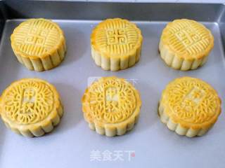 广式莲蓉蛋黄月饼的做法步骤：21