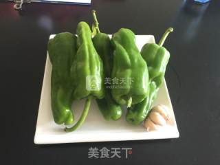 虎皮青椒的做法步骤：1