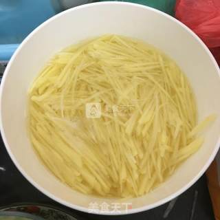 酸辣土豆丝炒肉的做法步骤：1