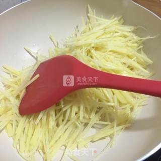 酸辣土豆丝炒肉的做法步骤：3