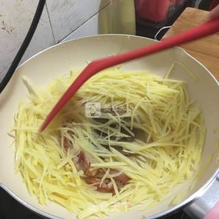 酸辣土豆丝炒肉的做法步骤：4