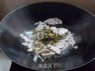 【我的食堂菜】炝炒酸菜脆藕片的做法步骤：4