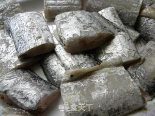红烧带鱼的做法步骤：1
