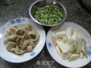 毛豆面筋烧茭白的做法步骤：1