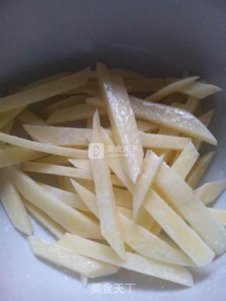 香炸薯条的做法步骤：2